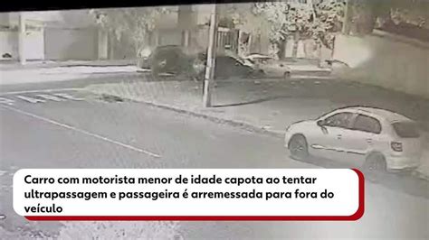 Carro dirigido por adolescente capota e passageira é .